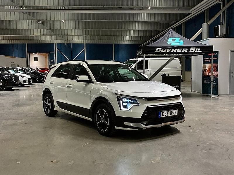 Vit Begagnad 2022 Kia Niro SUV | 247 900 kr (Marknadspris) - Bild 1/4
