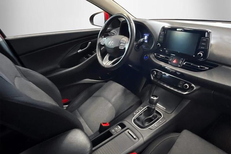 Begagnad Hyundai i30 Essential 122 HK (89 kW) 2021 Röd Halvkombi