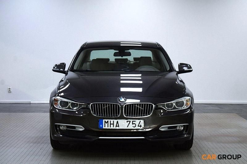 Brun Begagnad 2012 BMW 320 Sedan | 127 900 kr (Marknadspris) - Bild 1/4