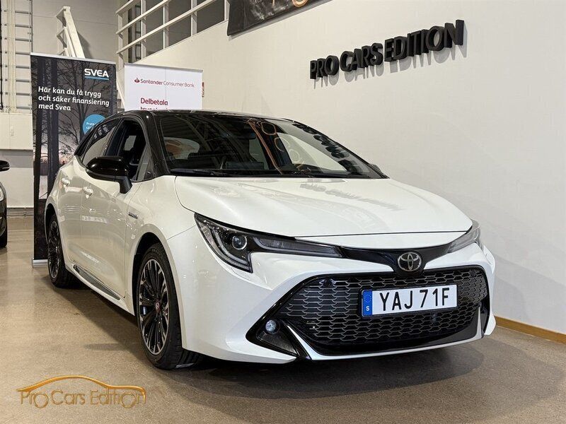 Vit Begagnad 2020 Toyota Corolla Hybrid Sport Halvkombi | 249 500 kr (Marknadspris) - Bild 1/4