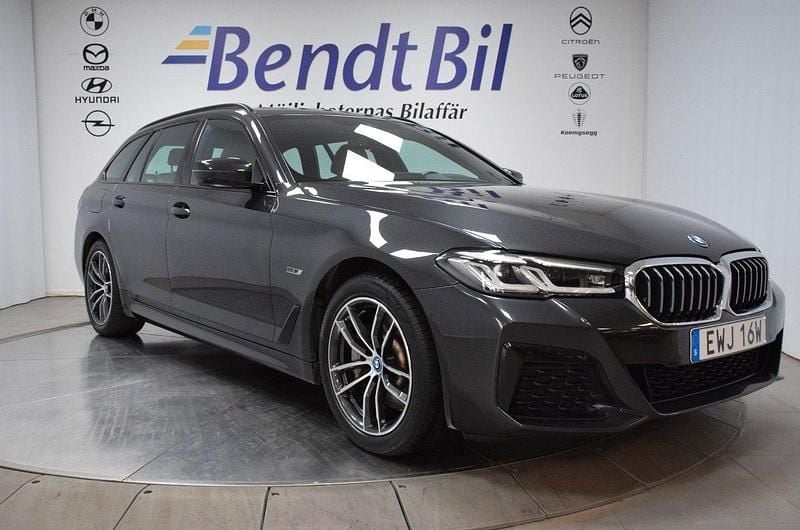 Grå Begagnad 2021 BMW 530e M Sport Kombi | 419 500 kr (Lite dyr) - Bild 1/3