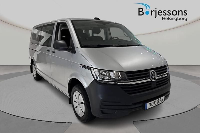 Silver Begagnad 2023 VW Caravelle Minibuss | 479 900 kr (Marknadspris) - Bild 1/4