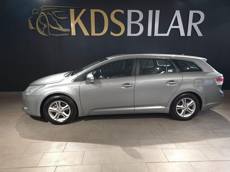 Ljusgrå Begagnad 2009 Toyota Avensis Business Edition Kombi | 59 900 kr (Marknadspris) - Bild 1/4