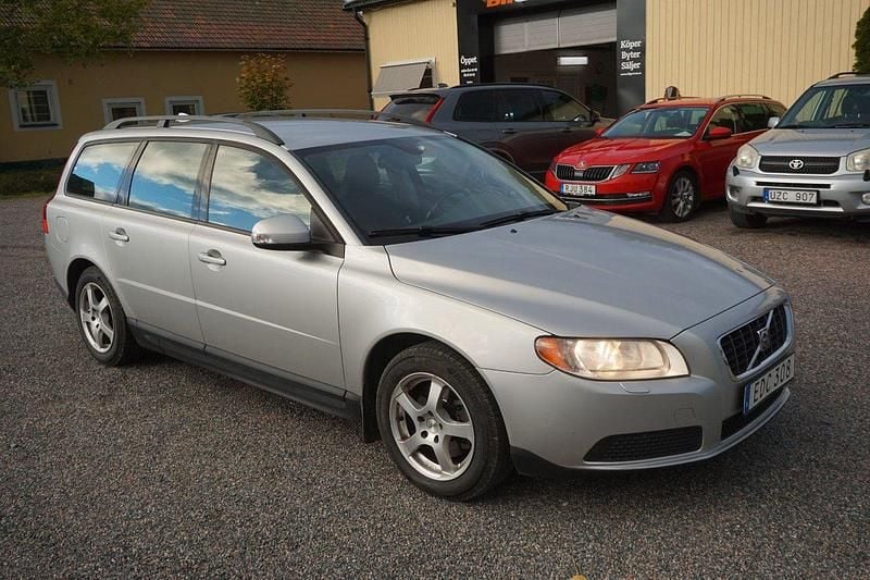 Ljusgrå Begagnad 2008 Volvo V70 Kinetic Kombi | 52 900 kr (Marknadspris) - Bild 1/4