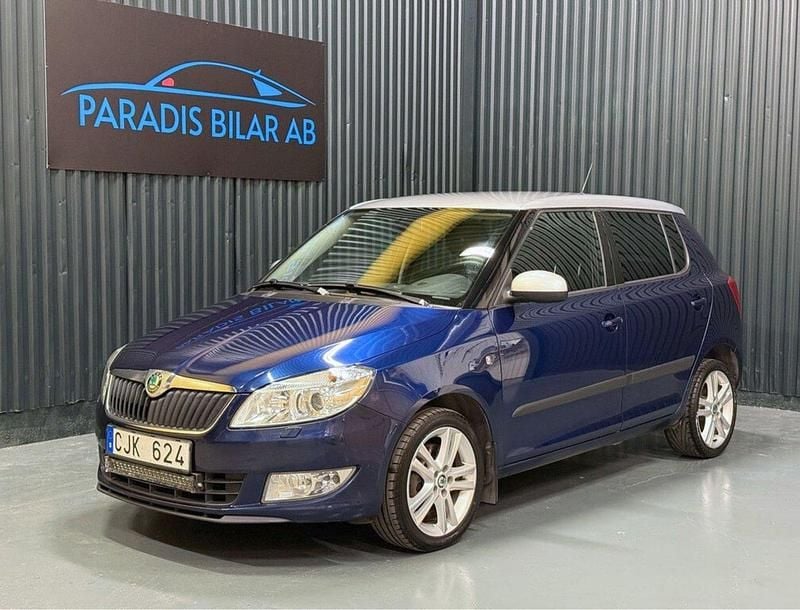 Mörkblå Begagnad 2012 Skoda Fabia Elegance Halvkombi | 79 900 kr (Marknadspris) - Bild 1/4
