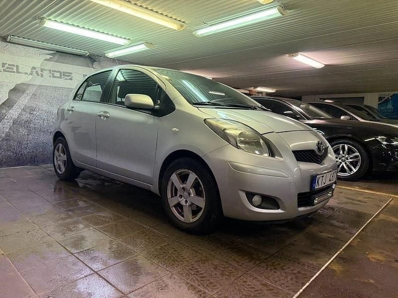 Silver Begagnad 2010 Toyota Yaris Halvkombi | 59 900 kr (Marknadspris) - Bild 1/4