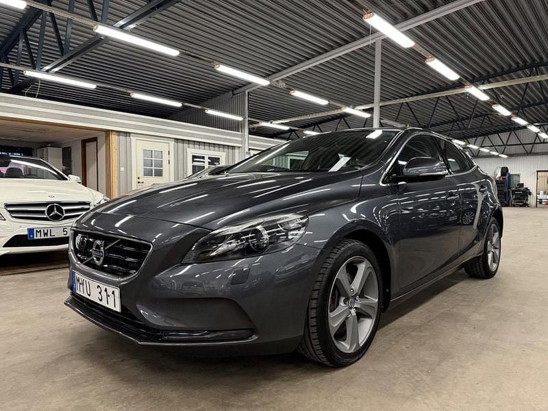 Grå Begagnad 2012 Volvo V40 Summum Kombi | 119 900 kr (Marknadspris) - Bild 1/4