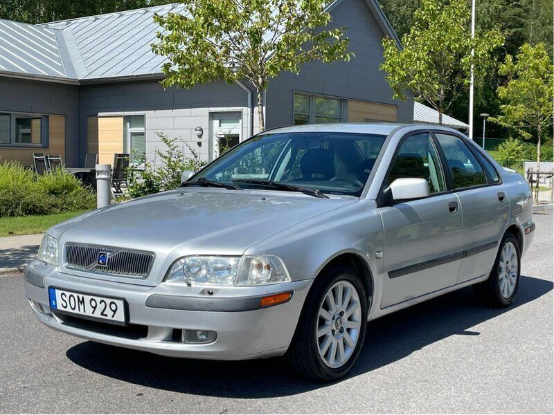 Grå Begagnad 2001 Volvo S40 Sedan | 16 900 kr (Superpris) - Bild 1/4