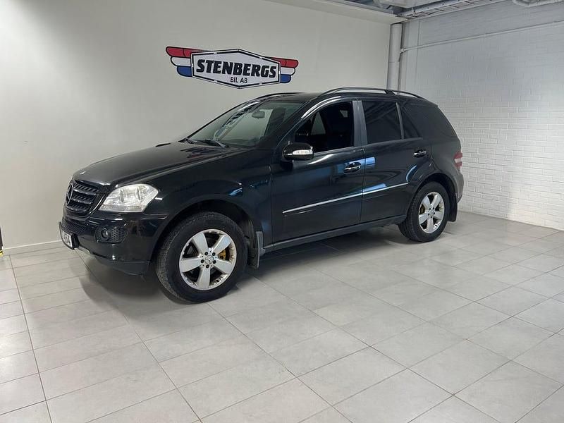 Svart Begagnad 2006 Mercedes ML320 SUV | 49 900 kr (Marknadspris) - Bild 1/4