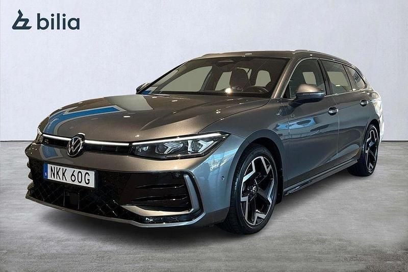 Mörkgrå Begagnad 2024 VW Passat R-line Kombi | 454 900 kr - Bild 1/4