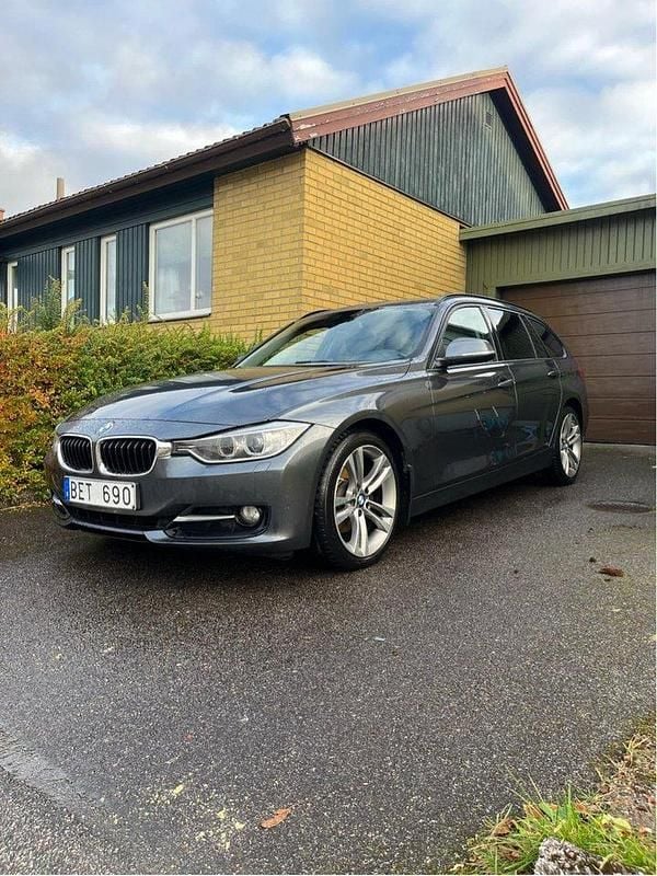 Grå Begagnad 2013 BMW 320 Sport Line Kombi | 100 000 kr (Marknadspris) - Bild 1/4