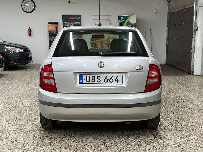 Begagnad Skoda Fabia 68 HK (50 kW) 2003 Silver Halvkombi