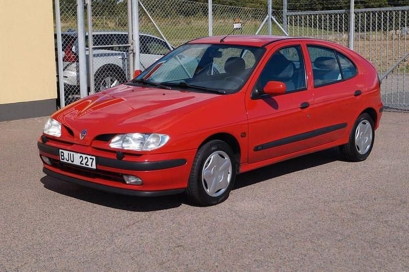 Begagnad Renault Mégane 114 HK (83 kW) 1998 Röd Halvkombi