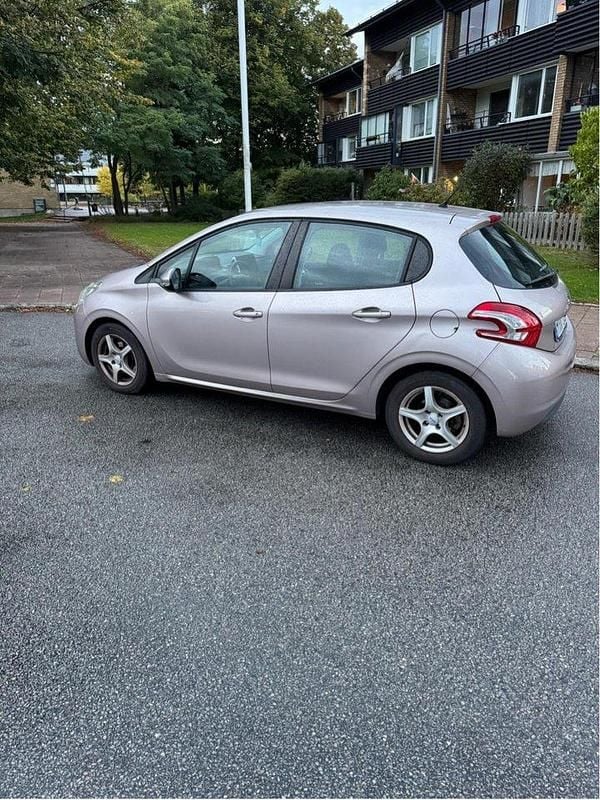 Grå Begagnad 2012 Peugeot 208 Halvkombi | 67 000 kr (Lite dyr) - Bild 1/4