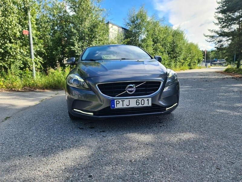 Begagnad 2014 Volvo V40 Halvkombi | 85 900 kr (Marknadspris) - Bild 1/4