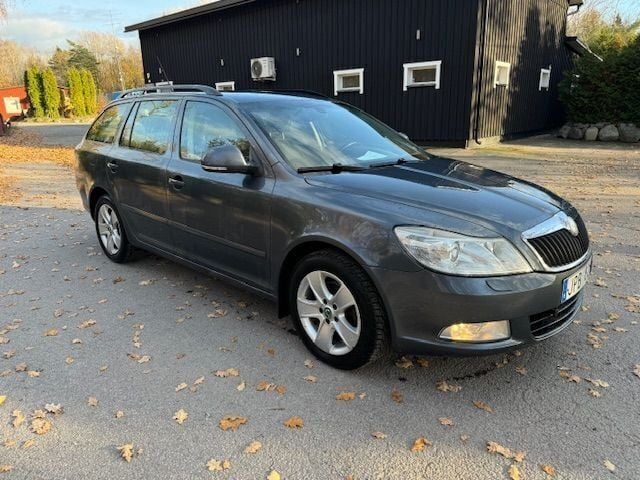 Begagnad Skoda Octavia Elegance 161 HK (118 kW) 2009 Mörkgrå Kombi