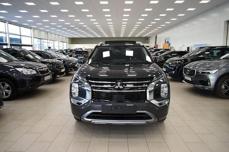 Gråmetallic Ny 2025 Mitsubishi Outlander Instyle SUV | 619 900 kr - Bild 1/4