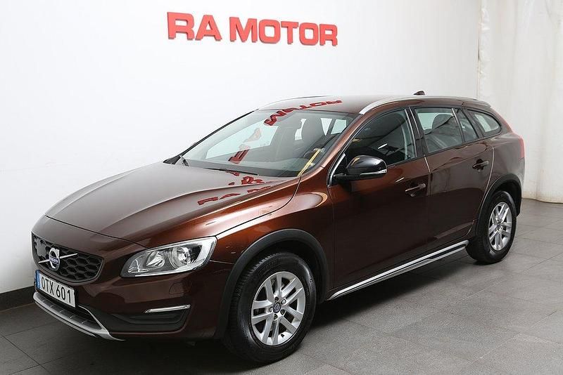 Brun Begagnad 2016 Volvo V60 CC Kombi | 189 900 kr (Superpris) - Bild 1/3
