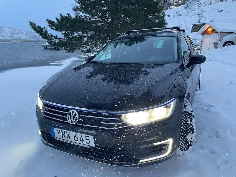 Deep black perl Begagnad 2018 VW Passat GTE Kombi | 175 000 kr (Bra pris) - Bild 1/4
