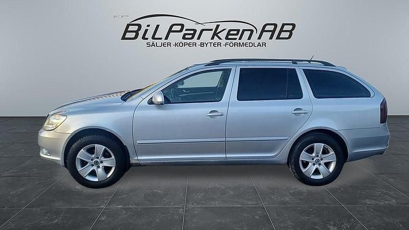 Silver Begagnad 2011 Skoda Octavia Elegance Kombi | 39 900 kr (Marknadspris) - Bild 1/4