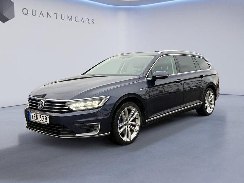 Blå Begagnad 2016 VW Passat GTE Kombi | 129 900 kr (Dyr) - Bild 1/4