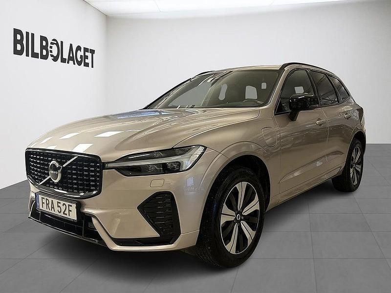 Ljusgrå Begagnad 2024 Volvo XC60 Plus SUV | 549 800 kr (Marknadspris) - Bild 1/4