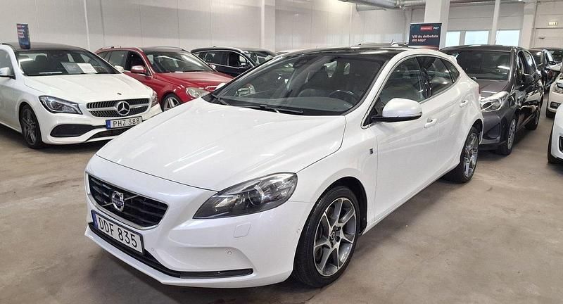 Vit Begagnad 2015 Volvo V40 Momentum Kombi | 135 000 kr (Marknadspris) - Bild 1/3