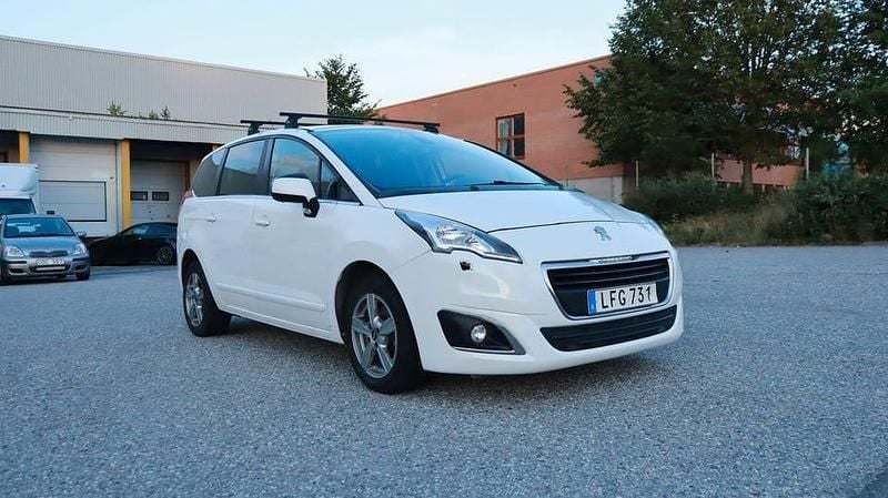 Vit Begagnad 2015 Peugeot 5008 Minibuss | 110 700 kr (Marknadspris) - Bild 1/4