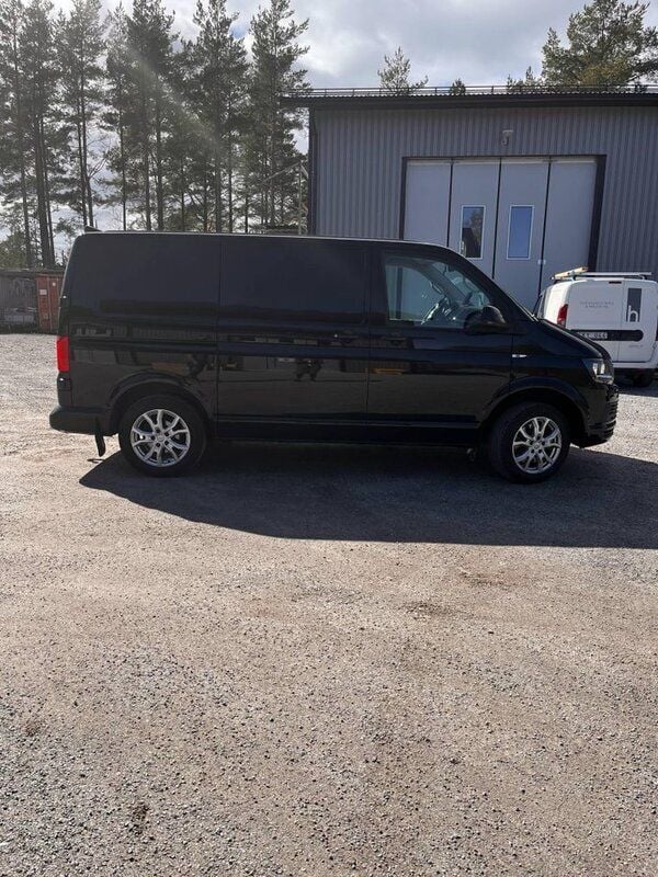 Svart Begagnad 2016 VW T6 Van | 195 000 kr (Superpris) - Bild 1/4