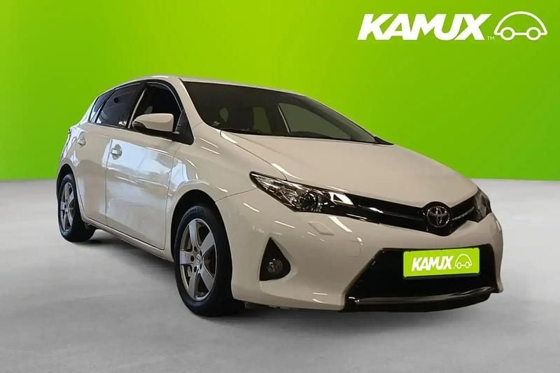 Vit Begagnad 2014 Toyota Auris Halvkombi | 148 900 kr (Marknadspris) - Bild 1/4