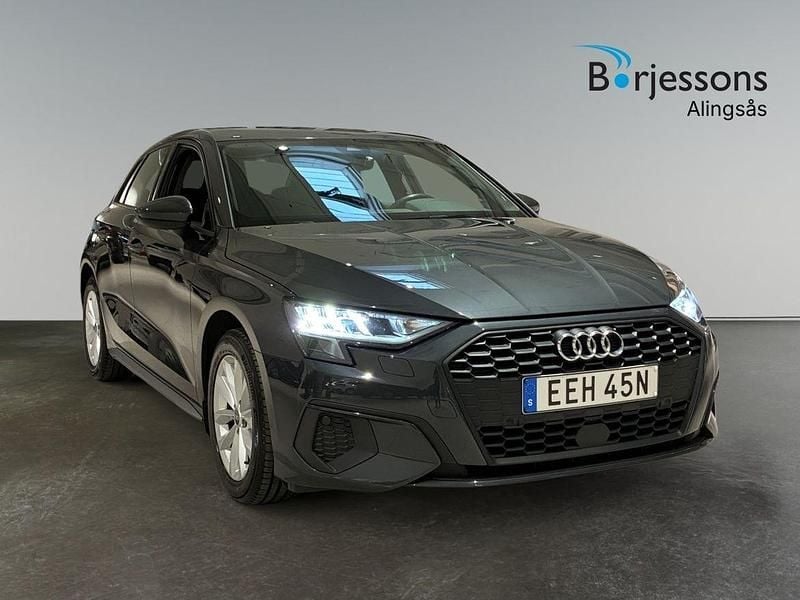 Grå Begagnad 2023 Audi A3 Sportback Proline Halvkombi | 239 900 kr (Bra pris) - Bild 1/4