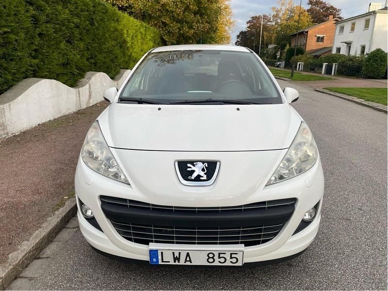 Vit Begagnad 2011 Peugeot 207 Halvkombi | 29 900 kr (Marknadspris) - Bild 1/4