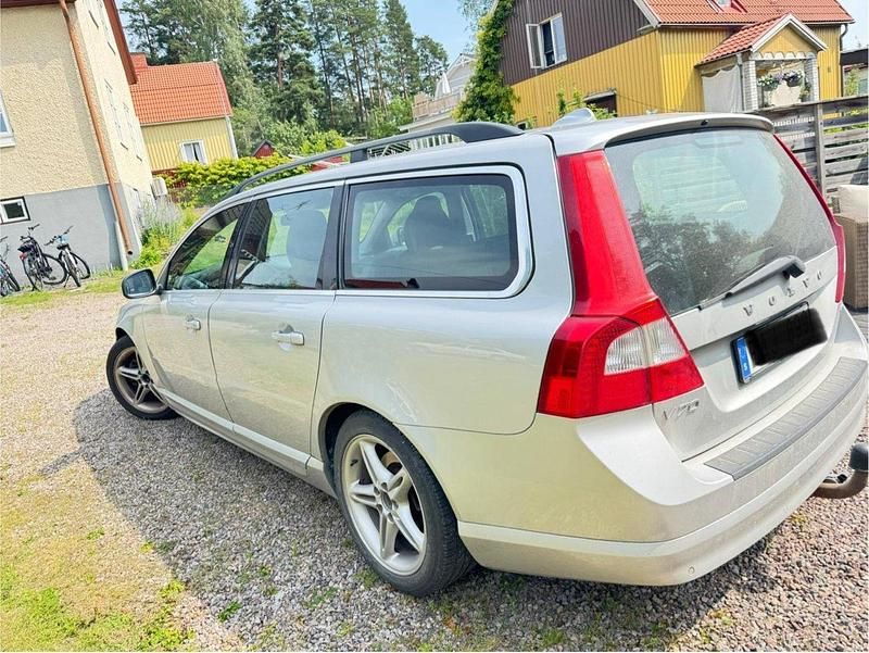 Grå Begagnad 2010 Volvo V70 Kombi | 35 000 kr (Bra pris) - Bild 1/4