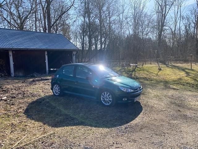 Grön Begagnad 2003 Peugeot 206 Roland Garros Halvkombi | 30 000 kr (Marknadspris) - Bild 1/4