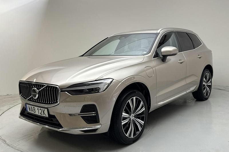 Ljusgrå Begagnad 2023 Volvo XC60 Plus SUV | 432 000 kr (Marknadspris) - Bild 1/4