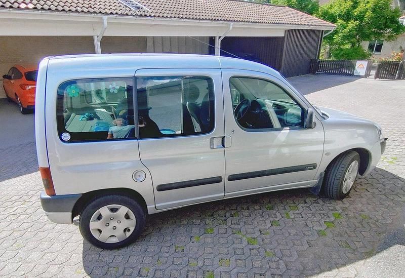 Silver Begagnad 2006 Citroën Berlingo Minibuss | 34 500 kr (Lite dyr) - Bild 1/4