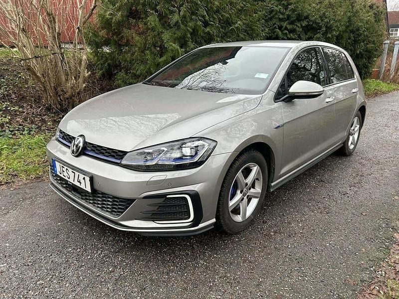 Tungsten silver metallic Begagnad 2017 VW Golf VII GTE Halvkombi | 146 000 kr (Superpris) - Bild 1/4