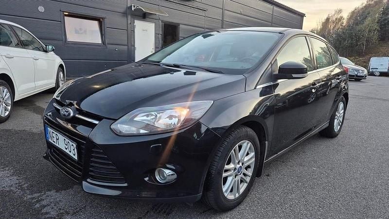 Svart Begagnad 2012 Ford Focus Titanium Halvkombi | 54 900 kr (Marknadspris) - Bild 1/4