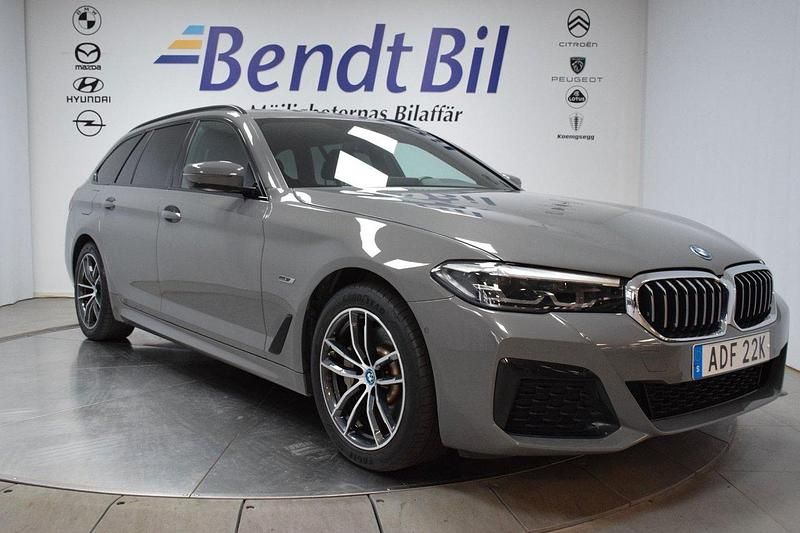 Grå Begagnad 2022 BMW 530e M Sport Kombi | 399 500 kr (Marknadspris) - Bild 1/4