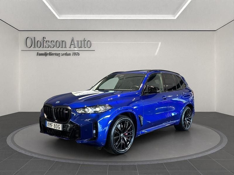 Vit (blå) Begagnad 2024 BMW X5 M Sport SUV | 1 045 000 kr - Bild 1/4