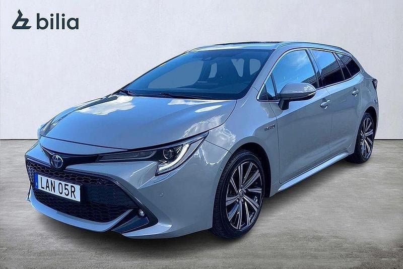 Grå Begagnad 2021 Toyota Corolla Style Kombi | 279 900 kr (Marknadspris) - Bild 1/4