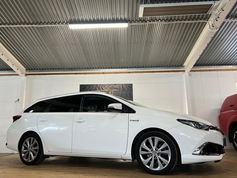 Vit Begagnad 2016 Toyota Auris Touring Sports Executive Kombi | 159 900 kr (Lite dyr) - Bild 1/4