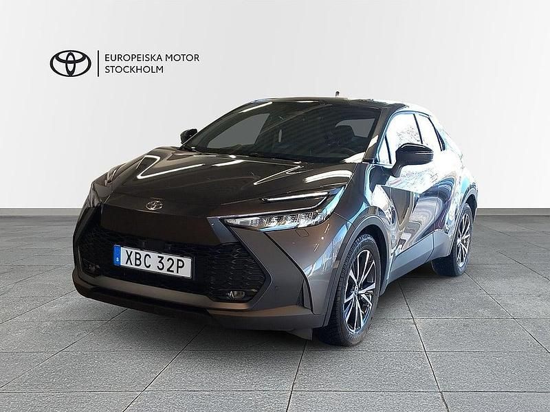 Mörkgrå Begagnad 2025 Toyota C-HR Style SUV | 359 900 kr (Marknadspris) - Bild 1/3