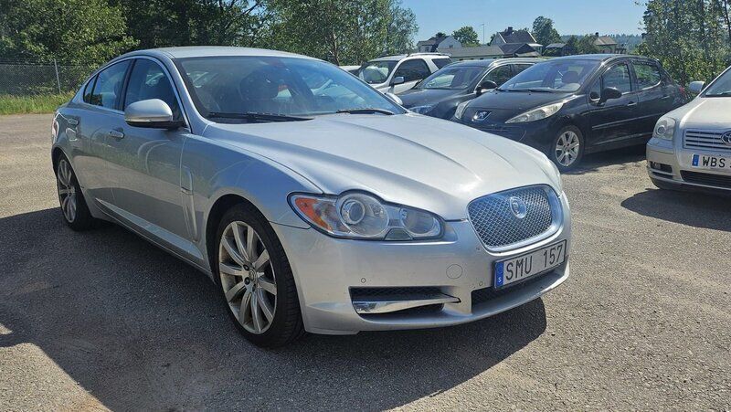 Silver Begagnad 2010 Jaguar XF Sedan | 69 900 kr (Bra pris) - Bild 1/4