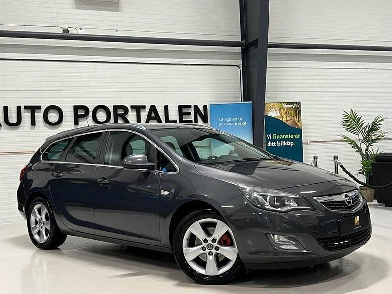 Begagnad Opel Astra Enjoy 160 HK (117 kW) 2011 Grå Kombi
