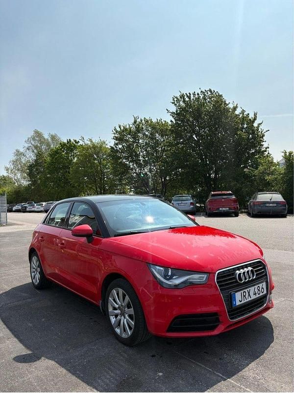 Röd Begagnad 2014 Audi A1 Sportback Sport Halvkombi | 85 000 kr (Marknadspris) - Bild 1/4