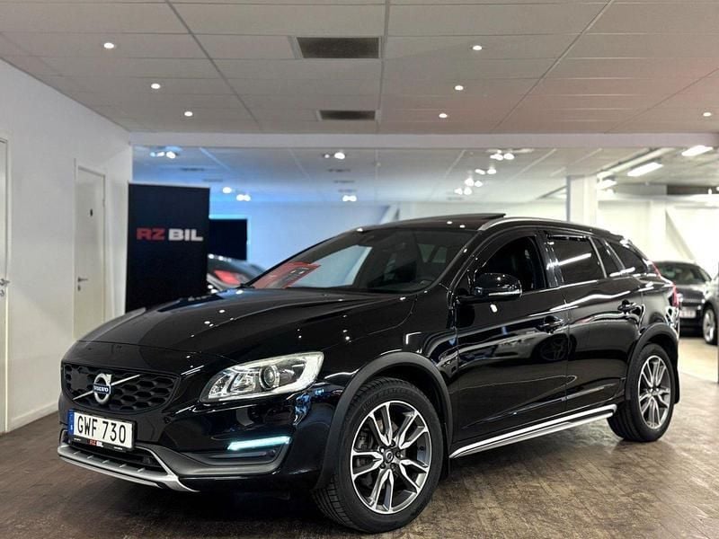 Svart Begagnad 2015 Volvo V60 CC Summum Kombi | 179 900 kr (Marknadspris) - Bild 1/4