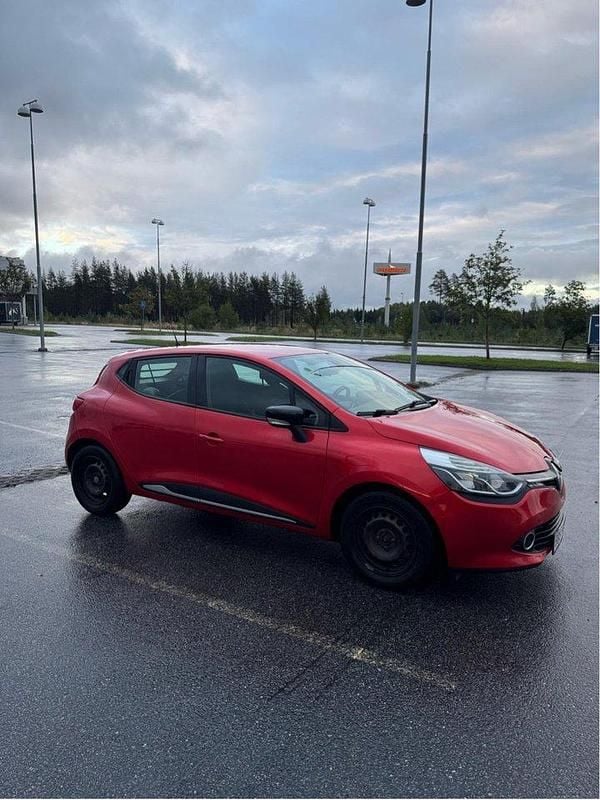 Röd Begagnad 2014 Renault Clio IV Halvkombi | 59 900 kr (Superpris) - Bild 1/4