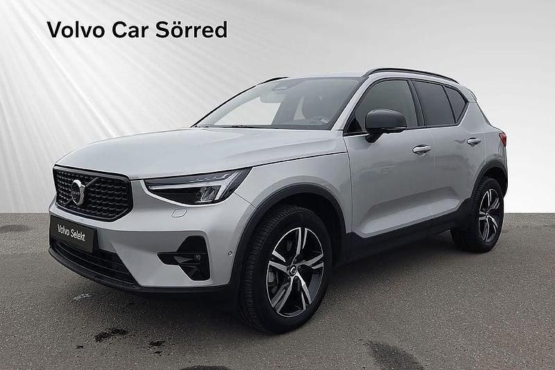 Grå Begagnad 2024 Volvo XC40 Plus SUV | 389 900 kr (Marknadspris) - Bild 1/3