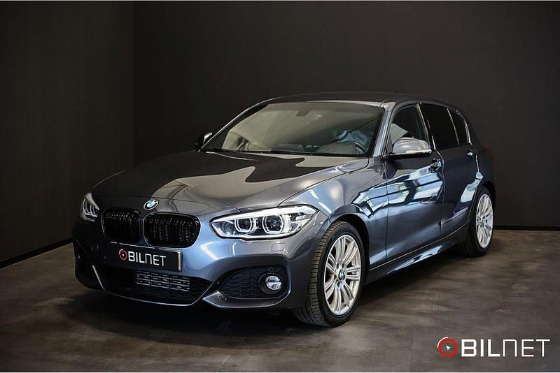 Grå Begagnad 2017 BMW 118 M Sport Halvkombi | 174 900 kr (Marknadspris) - Bild 1/4